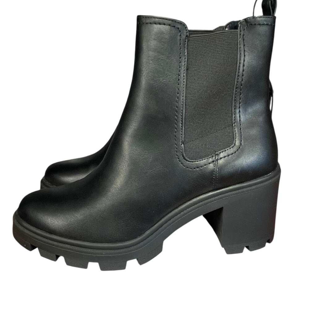 Women’s Arizona Black Moss Boots. Block Heels. Size 11W.